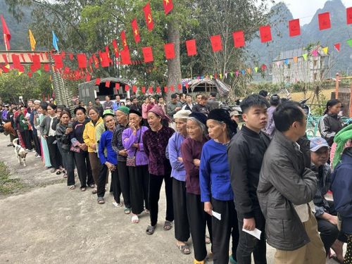 Nhân dân các dân tộc Cao Bằng hân hoan cùng nhau đi bầu cử.