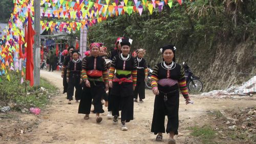 Đồng bào dân tộc Lô Lô phấn khởi đến điểm bầu cử...