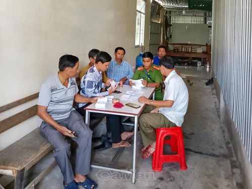 Lực lượng công an và các đoàn thể phường Giá Rai tuyên truyền, vận động cử tri tham gia bầu cử. Ảnh: QUỐC TRUYỀN.