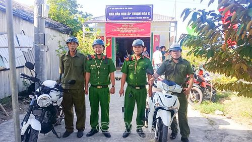 Lực lượng Công an xã Tân Thuận rà soát, đảm bảo an ninh trật tự tại khu vực bỏ phiếu.
