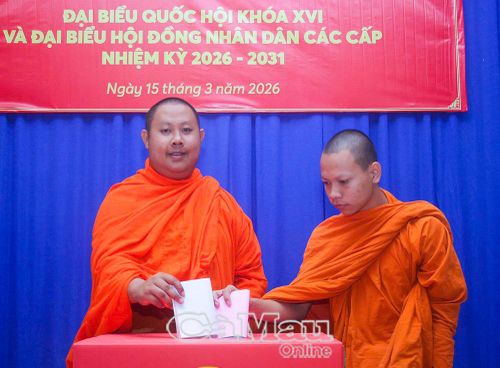 Cử tri đồng bào dân tộc Khmer bỏ phiếu bầu cử tại khu vực bầu cử số 6 (ấp Cái Giá, xã Hưng Hội).