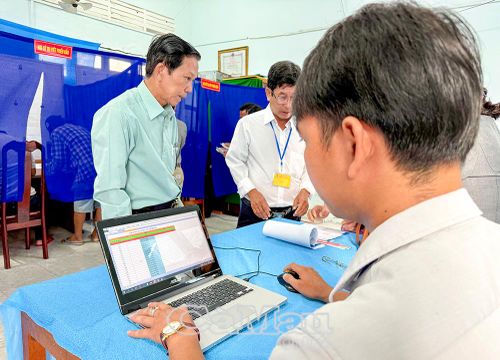 Các tổ bầu cử sử dụng phần mềm theo dõi tiến độ cử tri đi bầu (Ảnh chụp tại Khóm 16, phường An Xuyên).