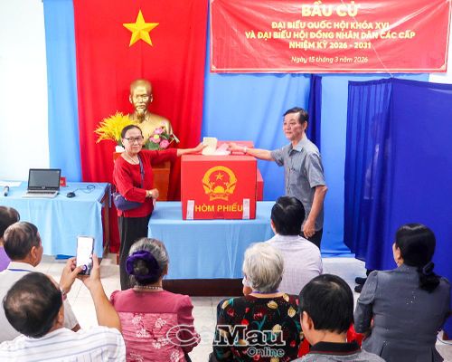 Ông Chung Tấn Hải và bà Tô Thanh Phương là 2 cử tri được mời bỏ phiếu lượt đầu tiên tại Tổ bầu cử số 16, phường An Xuyên.