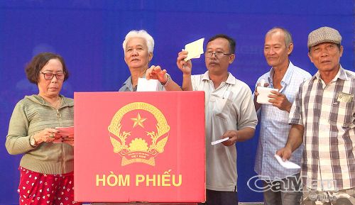 Cử tri là người cao tuổi ấp Cây Giang A, xã Long Điền hăng hái đi bầu. Ảnh: KIM PHƯỢNG