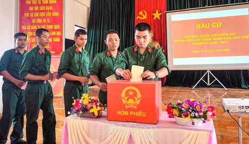 Chiến sĩ mới Tiểu đoàn 1, Trung đoàn 894, Bộ Chỉ huy Quân sự tỉnh, thực hiện quyền và nghĩa vụ công dân.