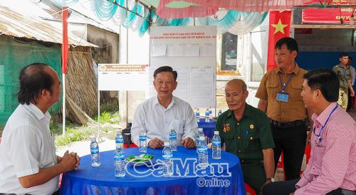 Trưởng ban Tuyên giáo và Dân vận Tỉnh ủy Hồ Trung Việt thăm hỏi, động viên lực lượng làm nhiệm vụ tại Khu vực bầu cử số 19, xã U Minh.