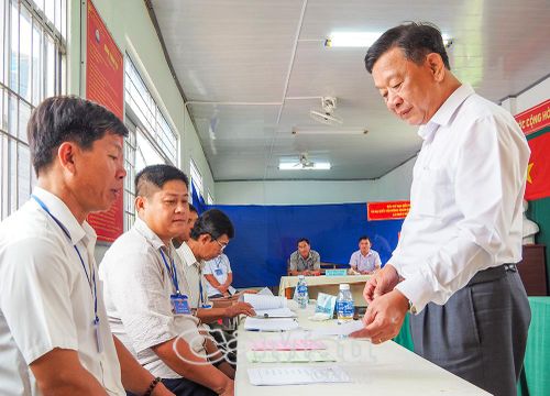 Đồng chí Hồ Trung Việt, Ủy viên Ban Thường vụ Tỉnh ủy, Trưởng ban Tuyên giáo và Dân vận Tỉnh ủy, Thành viên Ban Chỉ đạo bầu cử tỉnh, kiểm tra công tác tổ chức bầu cử tại Khu vực bỏ phiếu số 1, xã Nguyễn Phích.