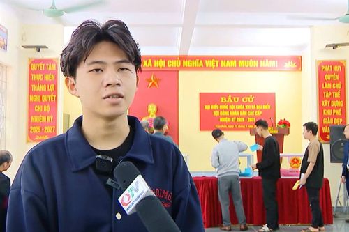 Lần đầu tiên được thực hiện quyền của cử tri, em Chu Dương Hoài Nam không giấu nổi niềm tự hào và xúc động.