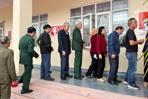 Các cử tri xếp hàng dài để thực hiện quyền công dân tại khu vực bỏ phiếu số 16 từ rất sớm.