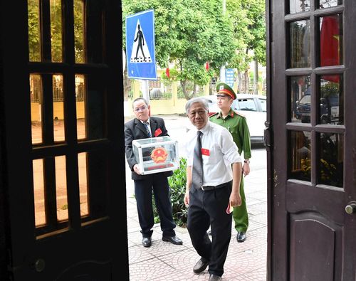 Tổ bầu cử mang Hòm phiếu phụ đến tận nơi cho cử tri không thể đến phòng bỏ phiếu (ốm đau, già yếu, khuyết tật, bị tạm giam, cách ly, hoặc ở khu vực bị chia cắt) để thực hiện quyền bầu cử.