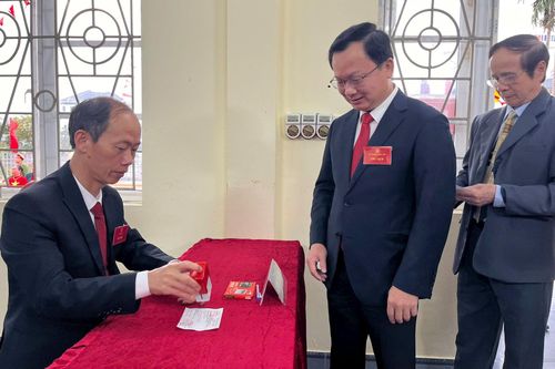 Ông Cao Tường Huy - Bí thư Đảng ủy ,Chủ tịch HĐND đặc khu Vân Đồn - thực hiện quyền công dân trong sáng 15/3.
