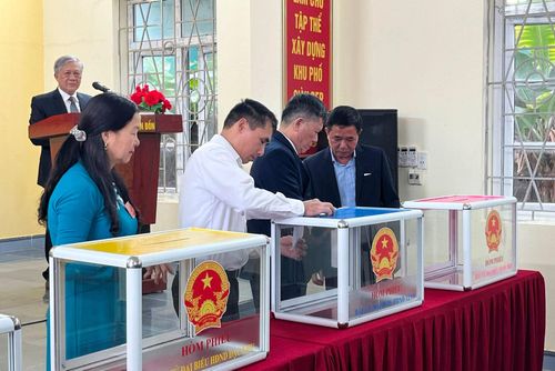 Ông Hoàng Văn Liên - Tổ trưởng Tổ bầu cử và đại diện cử tri kiểm tra và tiến hành niêm phong hòm phiếu.