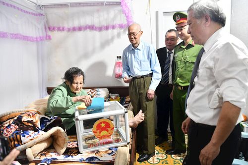 Vì không thể đến tận nơi, cử tri Nguyễn Thị Thinh được tạo điều kiện thực hiện quyền bầu cử tại nhà riêng.