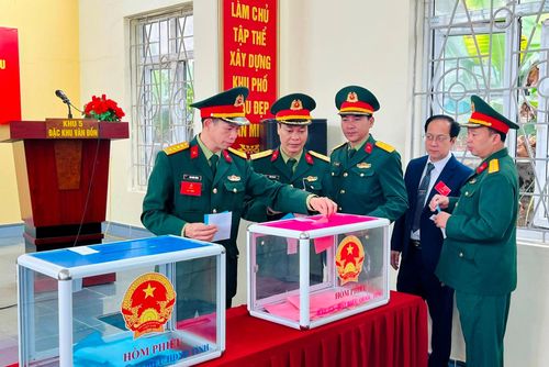 Các đại biểu thực hiện quyền bầu cử.