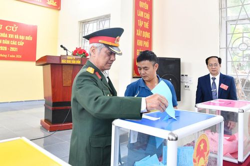 Cử tri Đào Xuân Nhuận cho biết đã tìm hiểu kỹ danh sách và tiểu sử ứng cử viên trước khi lựa chọn, với mong muốn chọn ra những đại biểu tiêu biểu, đủ đức, đủ tài, đại diện xứng đáng cho Nhân dân.