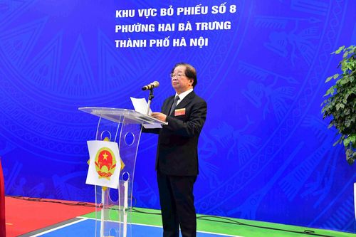 Ông Nguyễn Sỹ Tuấn - Bí thư Chi bộ 3, Tổ trưởng Tổ bầu cử khu vực bỏ phiếu số 8 - thông tin một số nội dung trước khi tổ chức bầu cử tại Khu vực bỏ phiếu số 8, phường Hai Bà Trưng.