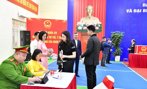 Các lực lượng chức năng tập trung làm nhiệm vụ, hỗ trợ cử tri và đảm bảo không để xảy ra bất cứ sai sót gì đến công tác bầu cử.