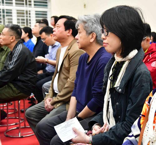 Cử tri với lá phiếu trên tay, tự mình quyết định lựa chọn đại biểu đại diện cho tiếng nói của nhân dân. 