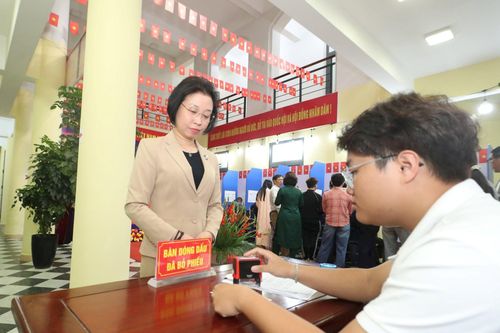 Phát huy truyền thống đoàn kết, trách nhiệm và gương mẫu của nhân dân Thủ đô anh hùng, sáng 15/3, cử tri phường Tây Hồ tham gia bầu cử với tinh thần nghiêm túc, đúng pháp luật, bảo đảm dân chủ, công khai, an toàn và tiết kiệm.