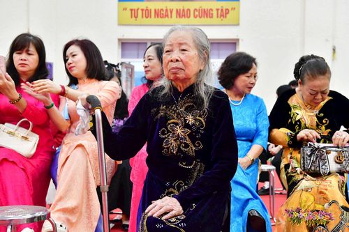 Cụ Chu Thị Được (101 tuổi) - cử tri cao tuổi nhất của Khu vực bỏ phiếu số 8 phường Hai Bà Trưng là một trong những cử tri đến điểm bầu cử sớm nhất để chờ đợi được thực hiện quyền bầu cử.