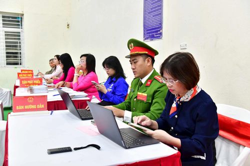 Các lực lượng chức năng tập trung làm nhiệm vụ, hỗ trợ cử tri và đảm bảo không để xảy ra bất cứ sai sót gì đến công tác bầu cử.