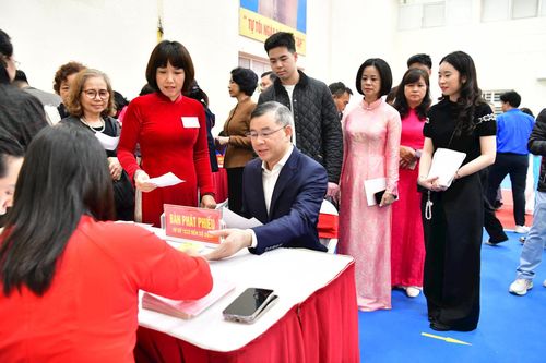 Cử tri xếp hàng làm thủ tục tại Bàn phát phiếu.