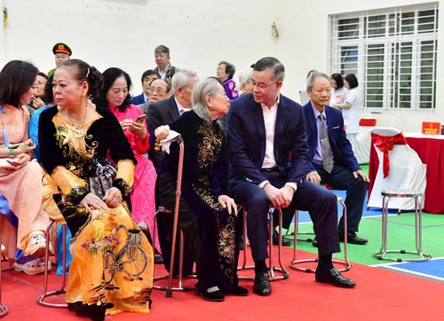 Tổng Kiểm toán nhà nước Ngô Văn Tuấn thăm hỏi cụ Chu Thị Được trong lúc chờ bỏ phiếu.