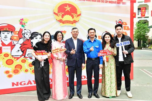 Tổng Kiểm toán nhà nước Ngô Văn Tuấn chụp ảnh cùng các cử tri trẻ và đơn vị tổ chức bầu cử.