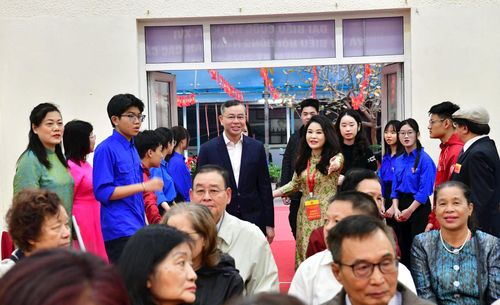 Khu vực bỏ phiếu số 8, phường Hai Bà Trưng, ngay từ sớm, đã thu hút đông đảo cử tri đến làm thủ tục bỏ phiếu và thực hiện bỏ phiếu theo đúng quy định.