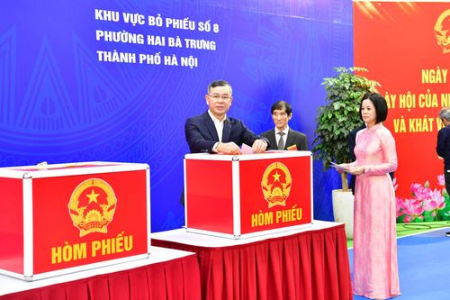 Tổng Kiểm toán nhà nước Ngô Văn Tuấn thực hiện quyền bỏ phiếu tại khu vực bỏ phiếu số 8, phường Hai Bà Trưng.