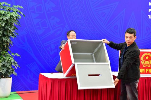 Kiểm tra thùng phiếu trước khi tiến hành bầu cử...