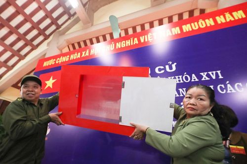 Các lực lượng chức năng tại các khu vực bầu cử kiểm tra hòm phiếu, trước khi tiến hành bầu cử.