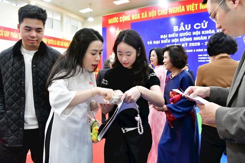 Tích cực hỗ trợ cử tri thực hiện các thủ tục trong công tác bầu cử.