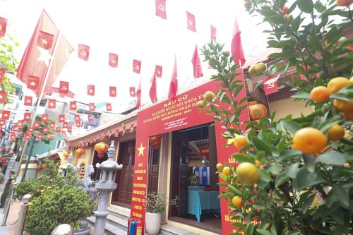 Theo số liệu mới nhất của Ban Chỉ đạo Bầu cử phường Tây Hồ, TP. Hà Nội, toàn phường có 68.769 cử tri phân bố trên 68 tổ dân phố với 27 điểm bỏ phiếu. Khu vực bỏ phiếu được trang trí cờ hoa trang trọng, các pano, áp phích tuyên truyền về bầu cử được treo tại các vị trí dễ quan sát. Danh sách ứng cử viên đại biểu Quốc hội khóa XVI và đại biểu HĐND các cấp nhiệm kỳ 2026-2031 được niêm yết công khai, tạo điều kiện để cử tri tìm hiểu trước khi thực hiện bỏ phiếu.