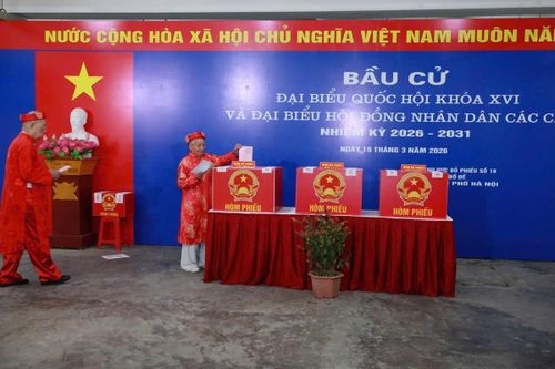 Cử tri Âu Duy Huyến (96 tuổi) và cử tri Lê Bá Lộc (86 tuổi) trực tiếp tham gia bỏ phiếu tại khu vực bỏ phiếu số 18, đơn vị bầu cử số 4, phường Bồ Đề, TP. Hà Nội.