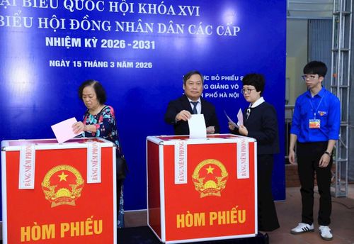 Chủ tịch UBND TP. Hà Nội Vũ Đại Thắng bỏ phiếu bầu cử tại phường Giảng Võ.
