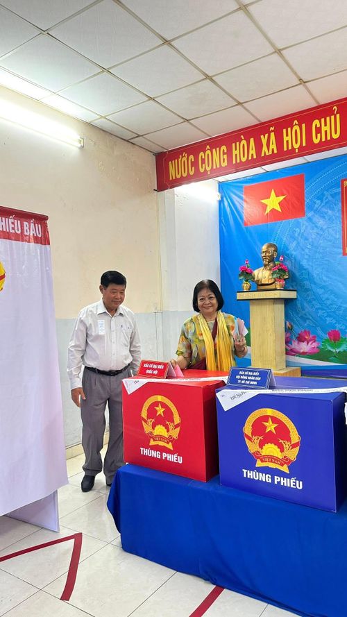 Nhạc sĩ Kim Lệ (Hội Âm nhạc TPHCM) hoàn thành việc bỏ phiếu từ sáng sớm