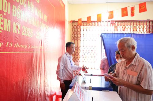 Cử tri bỏ phiếu bầu tại Đình Bình Phú