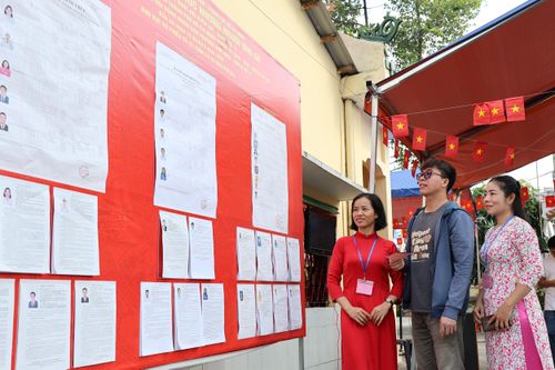 Cử tri phấn khởi tham gia "Ngày hội non sông" tại Đình thần Bình Phú