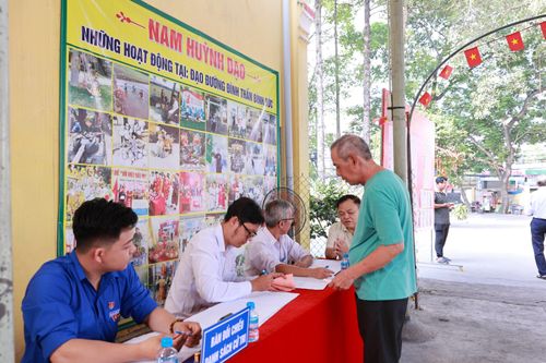 Bên trong khuôn viên Đình Bình Đức, cử tri chậm rãi làm thủ tục, nghiên cứu kỹ lưỡng trước khi bỏ lá phiếu chọn người tài, đức gánh vác chuyện đất nước