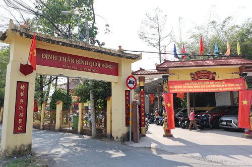 Nét văn hóa truyền thống được lưu giữ dưới những mái đình làng - địa điểm đặc biệt được lựa chọn để tổ chức ngày hội bầu cử toàn dân