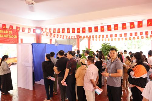 Bên trong Đình thần Bình Quới Đông, công tác bầu cử được tổ chức chuyên nghiệp, bài bản