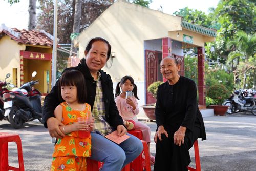 Người già, trẻ nhỏ cùng nhau về với sân Đình Bình Phú, hưởng ứng "Ngày hội non sông"