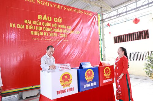 Cử tri bỏ phiếu bên trong Khu vực bỏ phiếu số 30, Đình Bình Đức