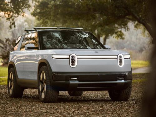 Người tiêu dùng lo ngại giá trị của xe điện giảm nhanh hơn so với xe xăng. (Ảnh: Autoblog)