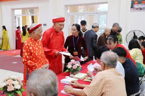 Nhiều cử tri cao tuổi phấn khởi đến bỏ phiếu tại khu vực bầu cử.