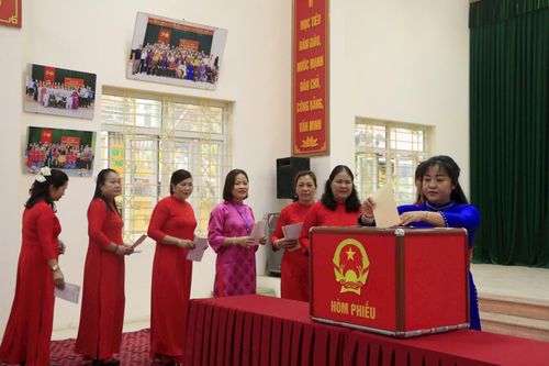 Phụ nữ xã Thượng Phúc rạng rỡ diện áo dài đi bầu cử.