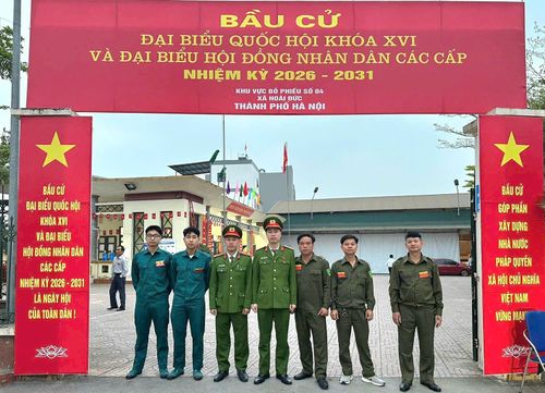 Các lực lượng tham gia bảo vệ an ninh, an toàn tại khu vực bỏ phiếu số 04, xã Hoài Đức. Ảnh: VH