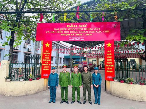Mỗi điểm bầu cử đều có sự phối hợp của công an, dân quân tự vệ và các tổ bảo vệ an ninh trật tự ở cơ sở. Ảnh: VH