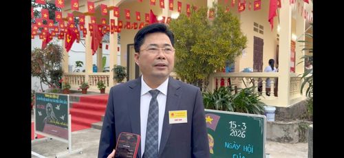 Bí thư Đảng ủy, Chủ tịch HĐND xã Đại Xuyên Nguyễn Mạnh Huy chia sẻ trước giờ khai mạc. Ảnh: Ngọc Bích